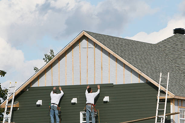 Professional Siding Installation technician working in Woodbury, NY